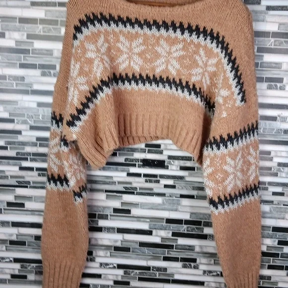 Urban Outfitters M Cropped Tan Snowflake Fuzzy Sweater Pullover - Picture 10 of 10